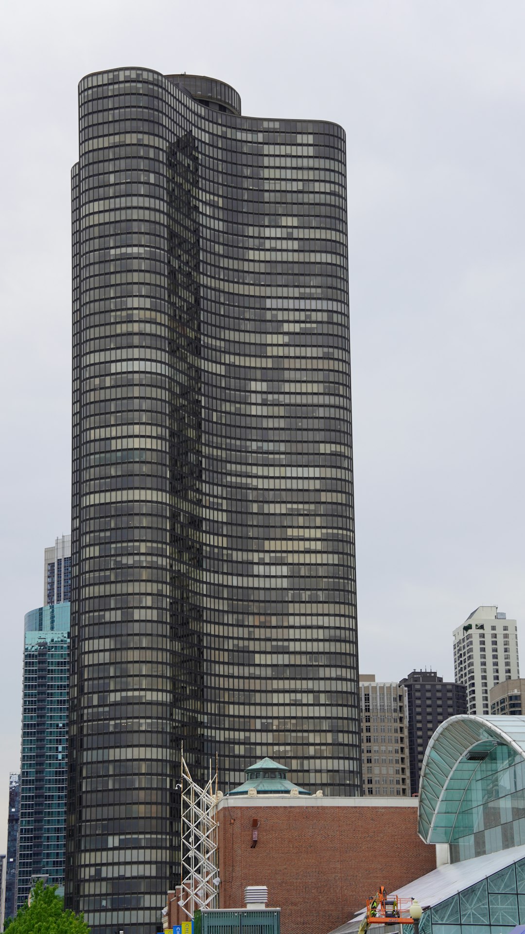 a-tall-building-with-a-curved-top-yfxjqn1sqhw